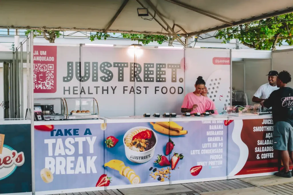 Juistreet Healthy Fast Food com opções de alimentos saudáveis no Mundial de Beach Tennis em Balneário Camboriú