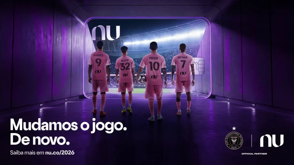 Parceria oficial Nubank e Inter Miami: Mudamos o jogo. De novo. Imagem de Messi, Suárez, De Paul e Allen num túnel roxo tecnológico